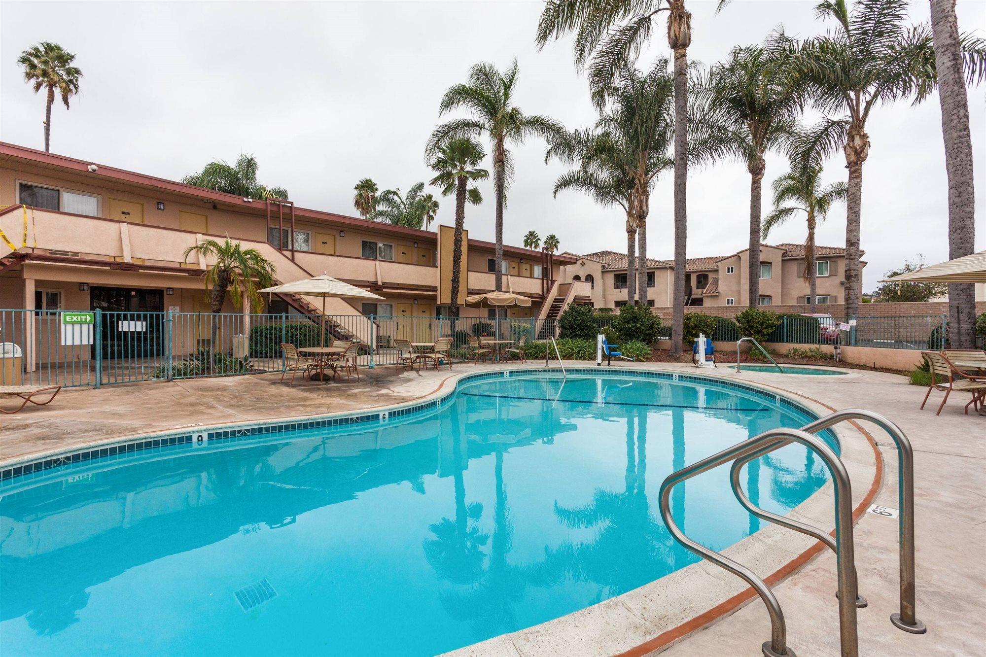 Super 8 By Wyndham Oceanside Marty'S Valley Inn Esterno foto