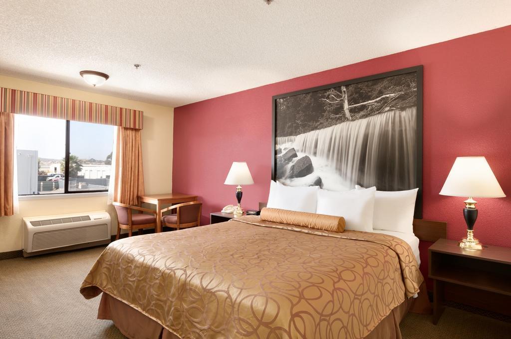 Super 8 By Wyndham Oceanside Marty'S Valley Inn Esterno foto
