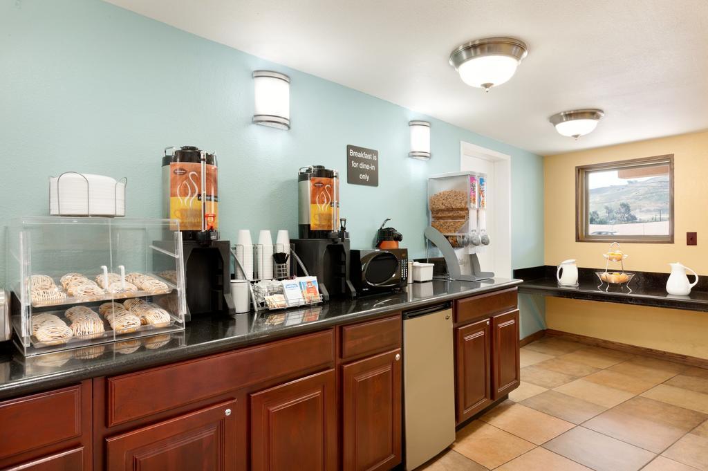 Super 8 By Wyndham Oceanside Marty'S Valley Inn Esterno foto