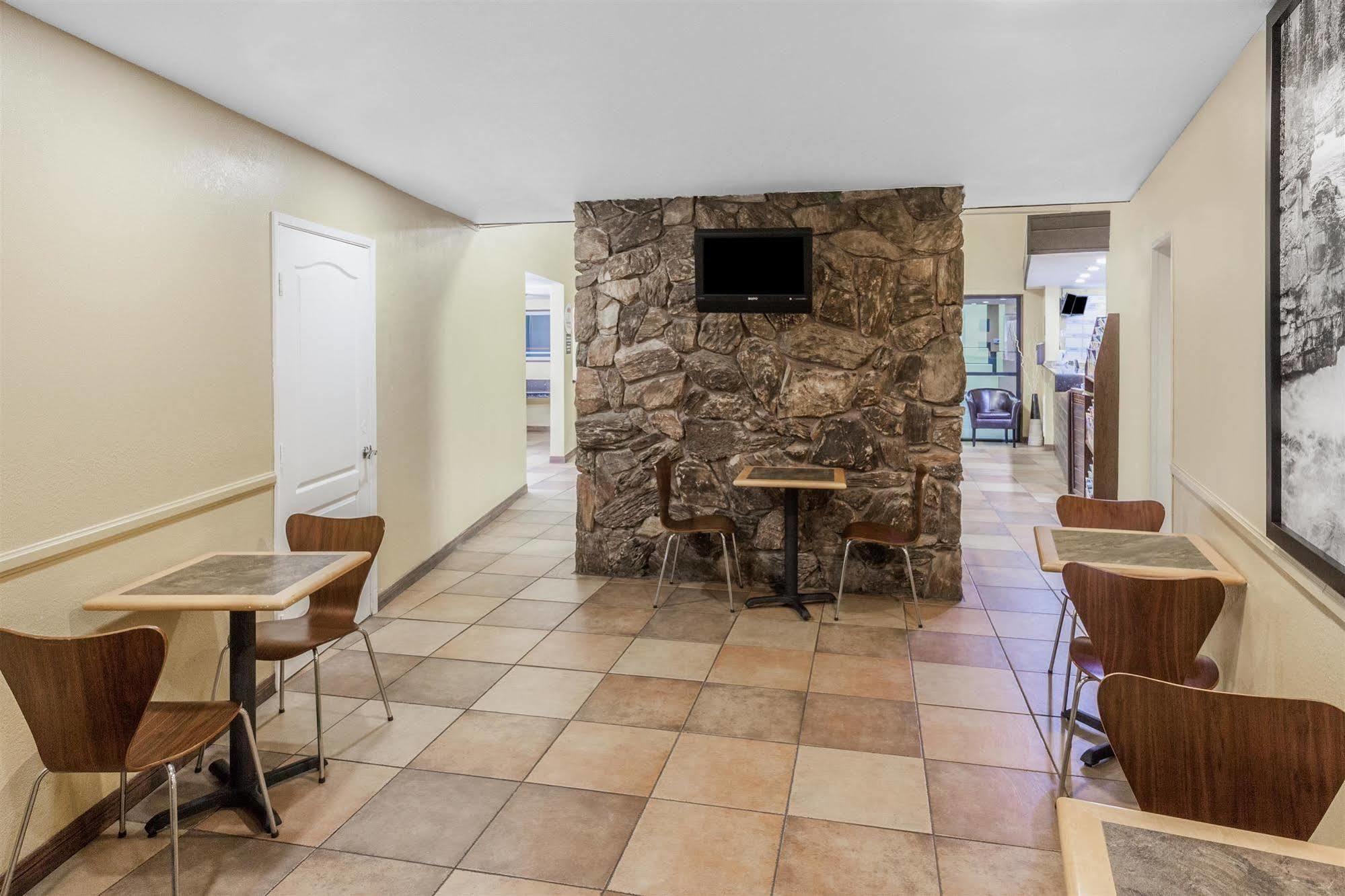 Super 8 By Wyndham Oceanside Marty'S Valley Inn Esterno foto