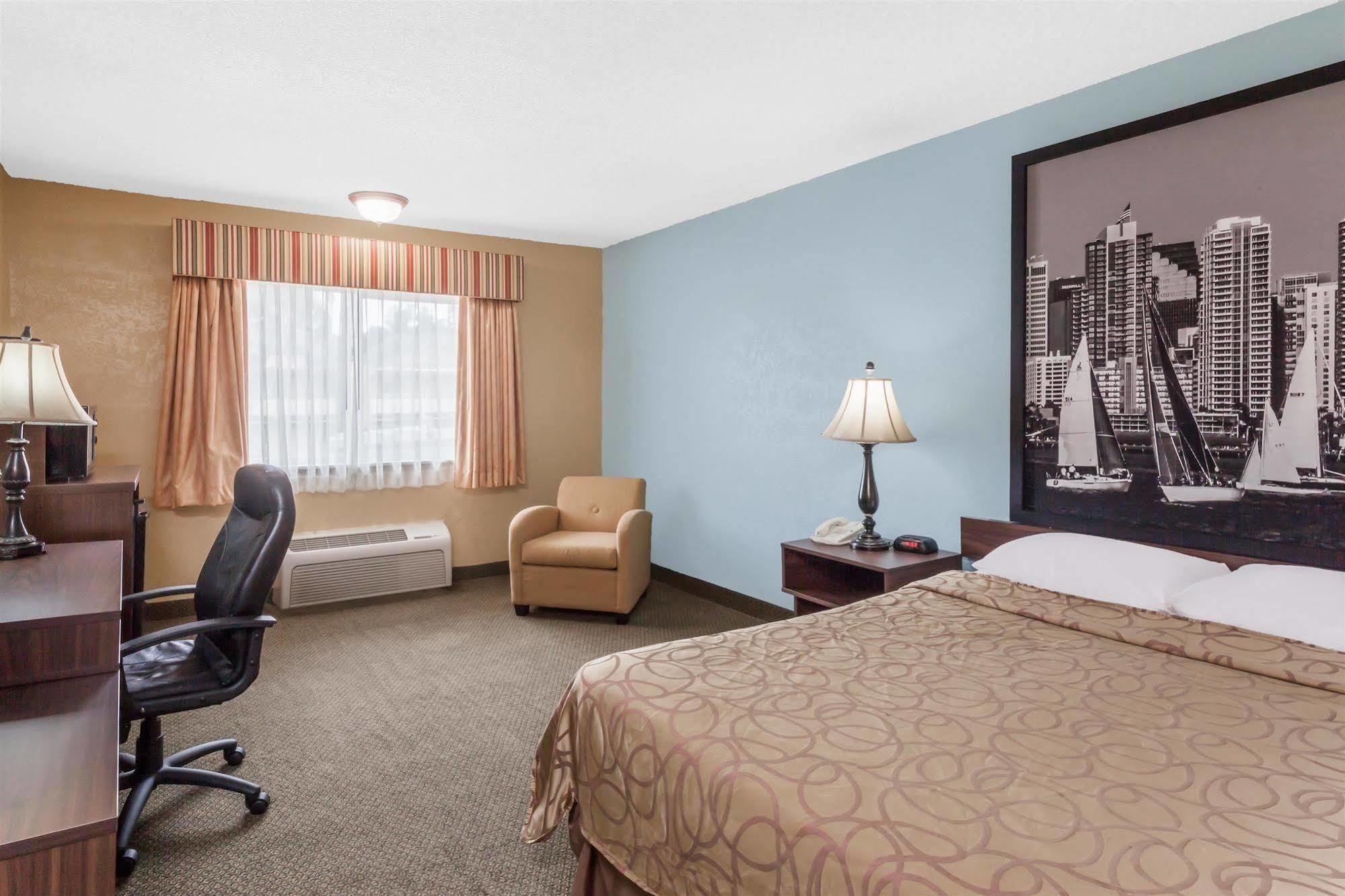 Super 8 By Wyndham Oceanside Marty'S Valley Inn Esterno foto
