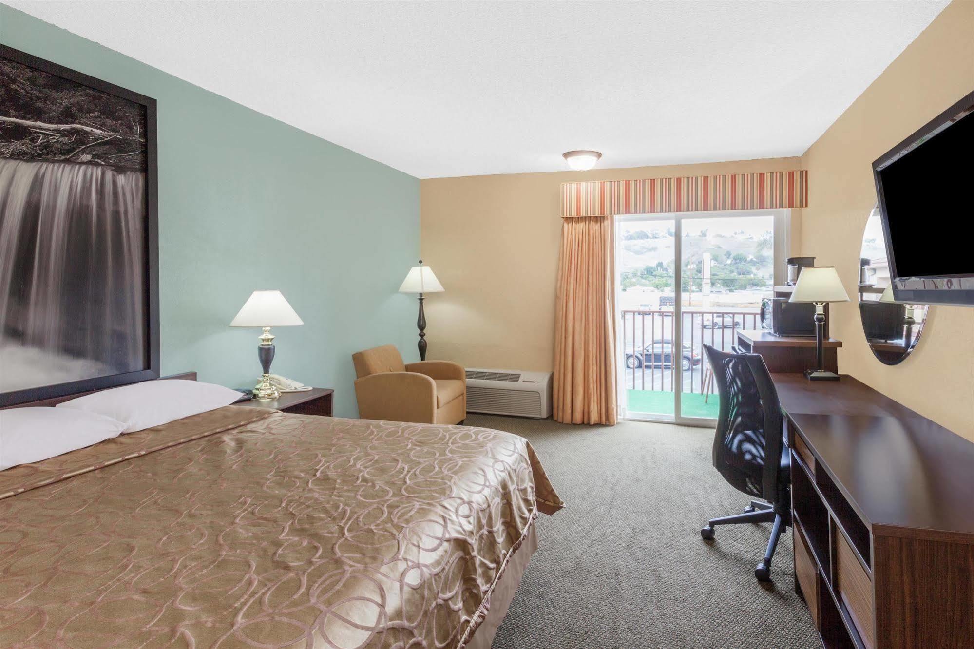 Super 8 By Wyndham Oceanside Marty'S Valley Inn Esterno foto