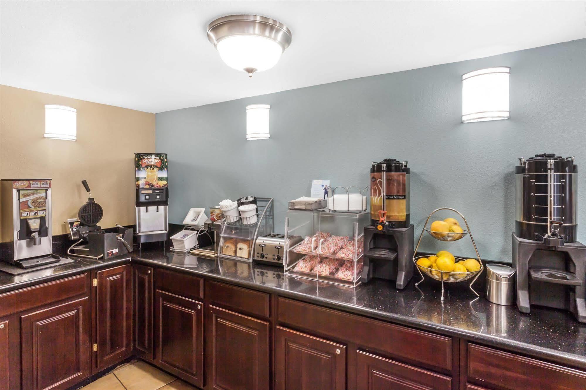 Super 8 By Wyndham Oceanside Marty'S Valley Inn Esterno foto
