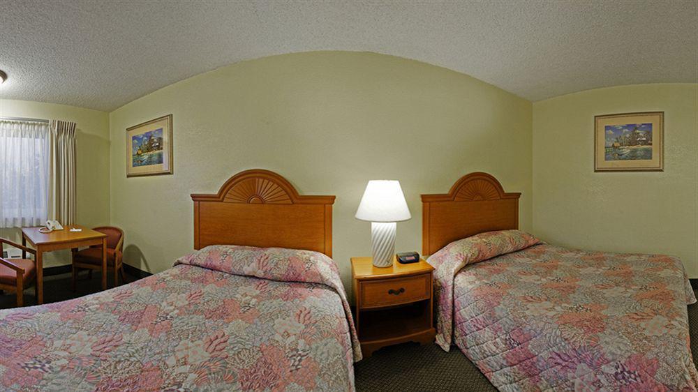 Super 8 By Wyndham Oceanside Marty'S Valley Inn Esterno foto