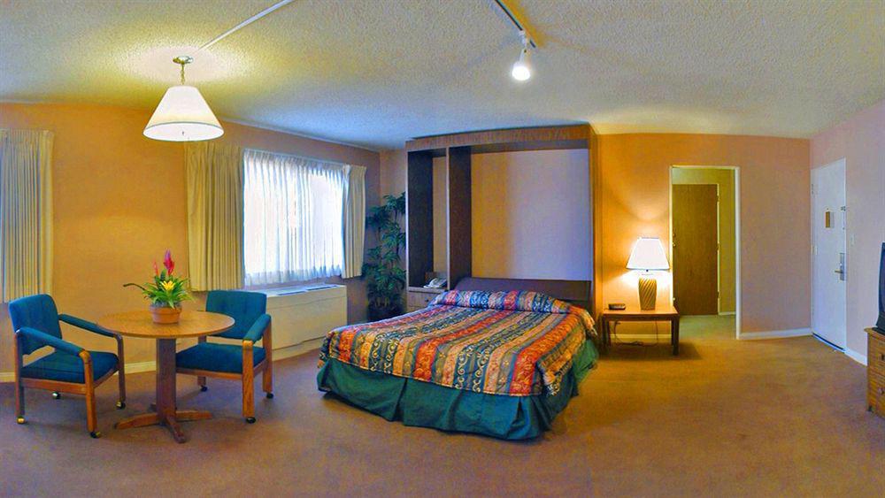 Super 8 By Wyndham Oceanside Marty'S Valley Inn Esterno foto
