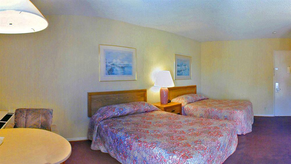 Super 8 By Wyndham Oceanside Marty'S Valley Inn Esterno foto